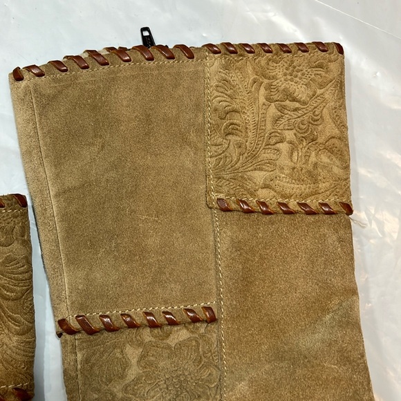 Luichiny ITALY 40 TAN SUEDE leather tall boots Embossed FLOWERS Square Toe 7 USA - Picture 9 of 16